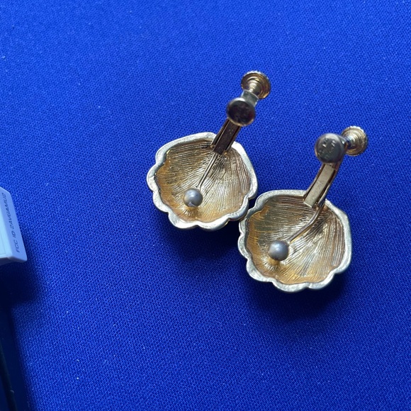 Vintage shell shape earrings - Picture 3 of 6